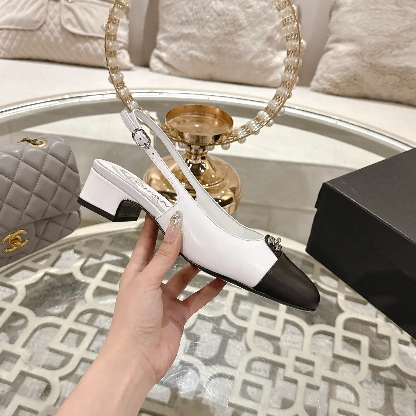 💕💕Factory direct selling price p540💕💕Chanel 2025SS spring and summer new double C button Mary Jane🆕Xiao Xiang𝐂Jia's beautiful Mary Jane sandals are so sweet that they are so beautiful that they have a round square toe design. Cute and cute ~ metal/button logo. The appearance is super online. When worn, it looks like a wealthy daughter. I thought it was good-looking. Only when you put it on your feet will you know how easy it is to wear~ Upper: Customized lambskin Lining: Sheepskin Outsole: Genuine leather outsole imported from Italy Size number: 35-42 (40.41.42 customization is non-refundable) Packaging: The latest gift box packaging at the counter